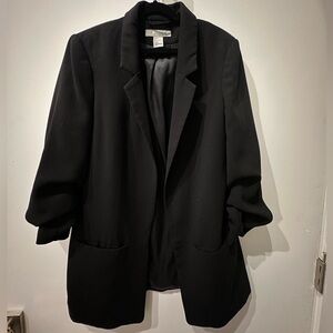 Relaxed black blazer perfect for the office !